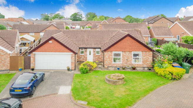 3 bed property, in Burnham Reach, £300,000