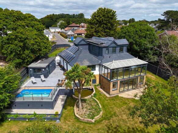 5 bed property, in Shorefield Road, £1,095,000