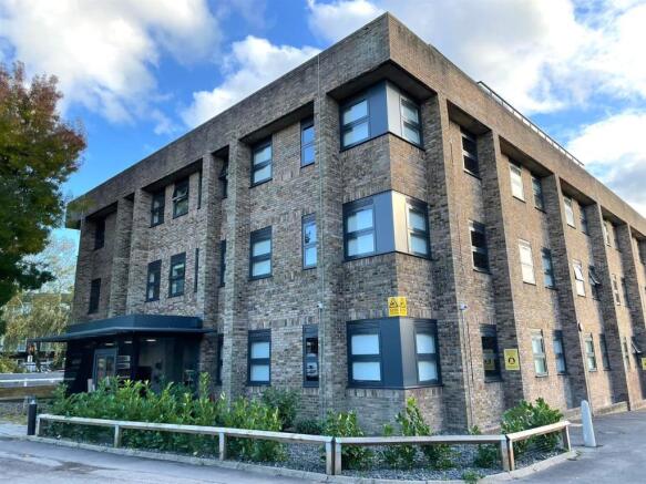 1 bed property, in Rockingham Road, £275,000