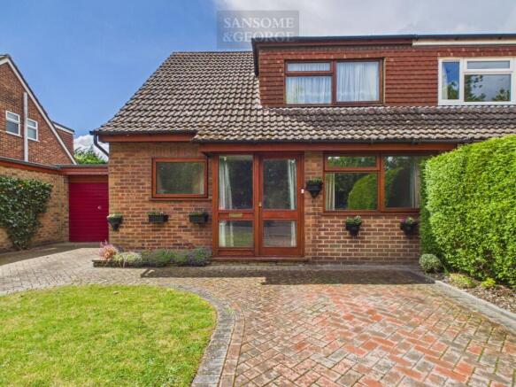 3 bed property, in Leighfield, £425,000