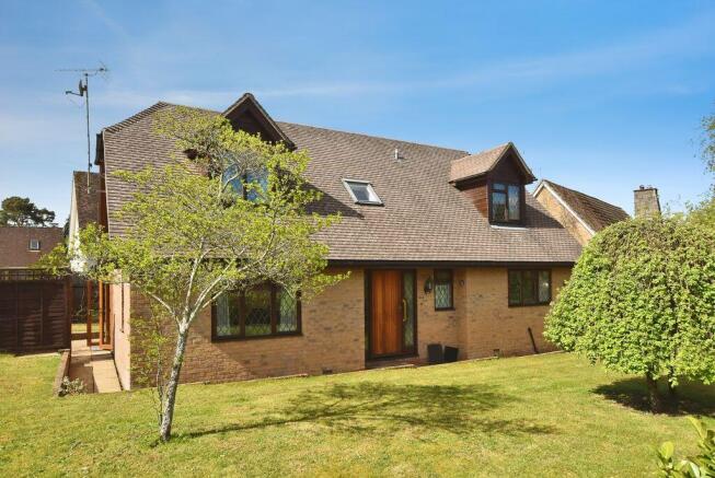 3 bed property, in Pear Tree Drive, £595,000