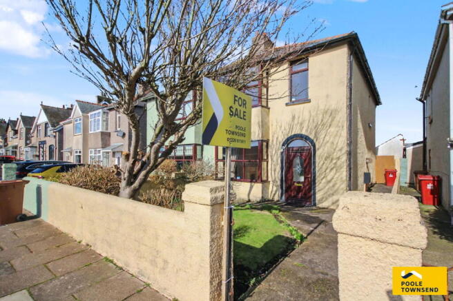3 bed property, in Beach Crescent, £210,000