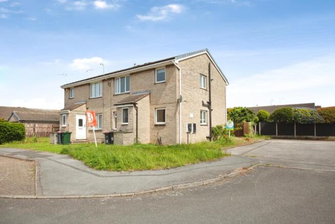 2 bed property, in Hunters Way, £75,000
