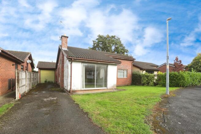2 bed property, in Abbey Gardens, £170,000