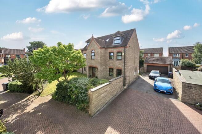 6 bed property, in Hawthorne Close, £450,000