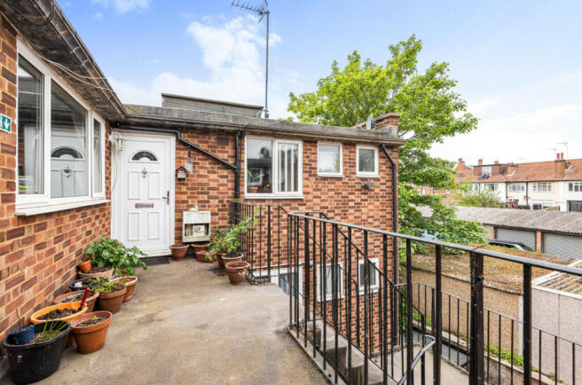 2 bed property, in Cat Hill, £300,000