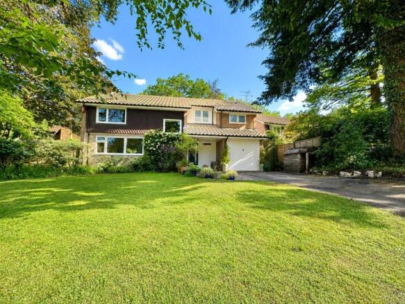 4 bed property, in Pinewood Gardens, £800,000