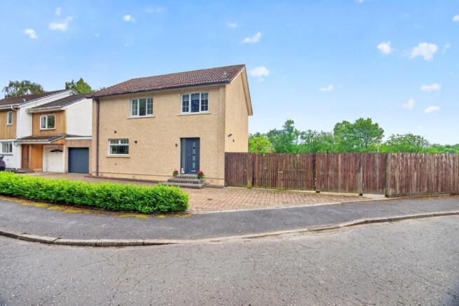 3 bed property, in Deanston View, £340,000