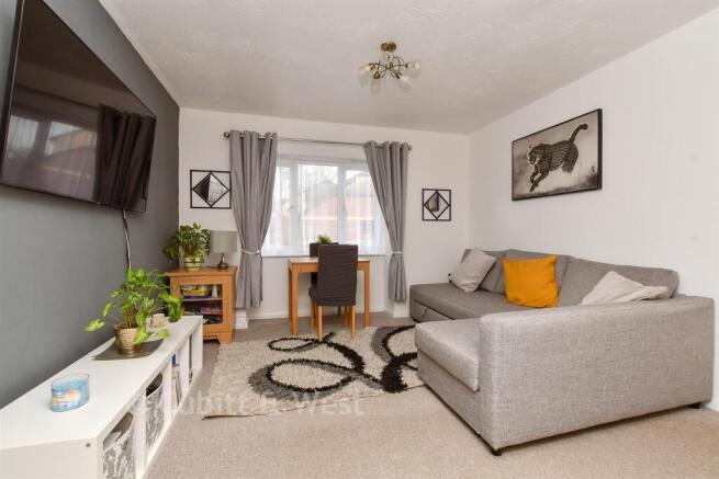 1 bed property, in Rossignol Gardens, £210,000