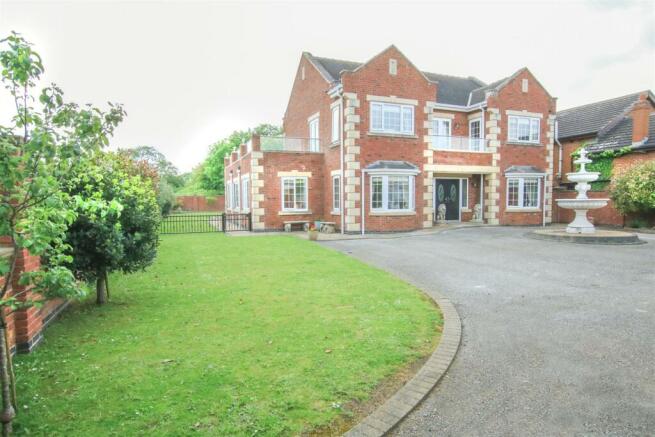 4 bed property, in Dunsil Villas, £875,000