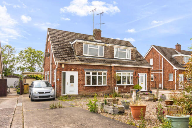 2 bed property, in Hillside Crescent, £145,000