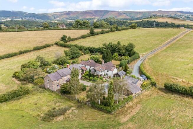 4 bed property, in Hope Park Farmhouse, £825,000