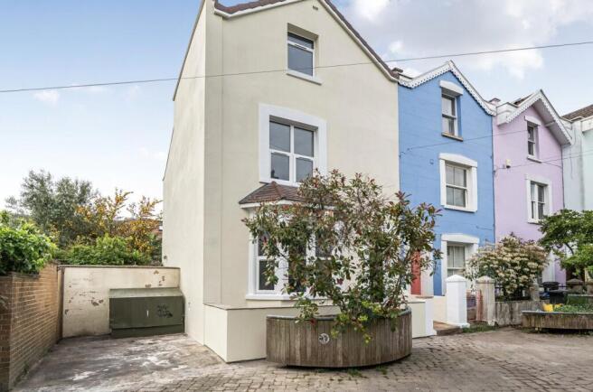 4 bed property, in Milford Street, £850,000