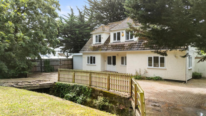 4 bed property, in Rayleigh Road, £550,000