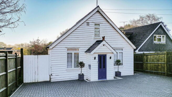 3 bed property, in Hartley Road, £425,000