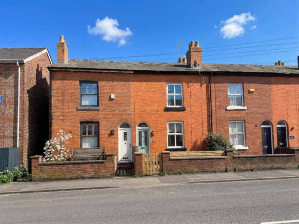 2 bed property, in Moss Lane, £425,000