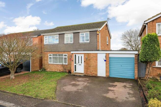 4 bed property, in Roundhouse Drive, £450,000