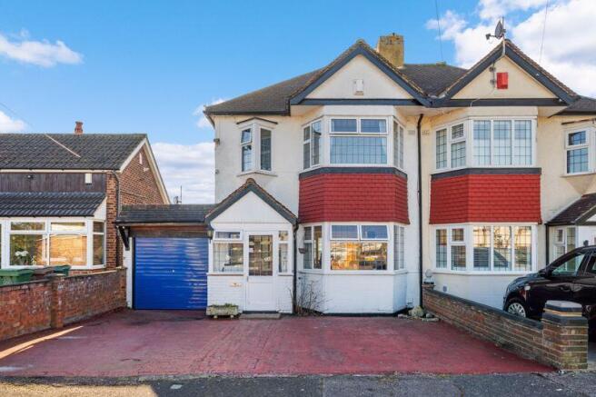3 bed property, in Amesbury Close, £585,000