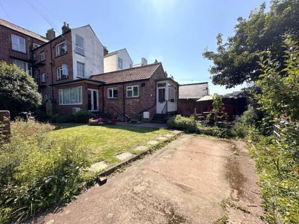 2 bed property, in Imperial Road, £165,000