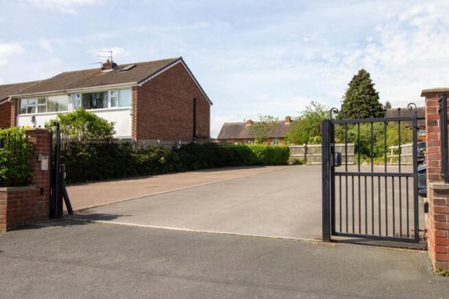 2 bed property, in Water Royd Lane, £75,000