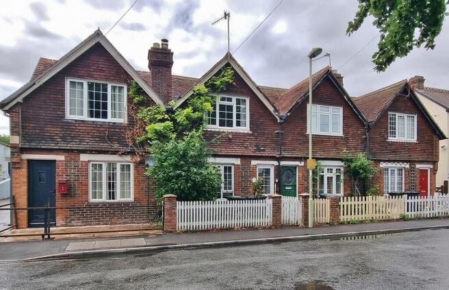 3 bed property, in Leigh Road, £190,000