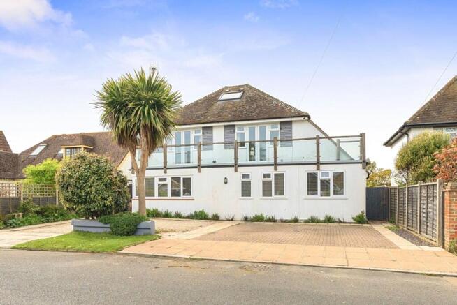 6 bed property, in Southdean Drive, £699,950