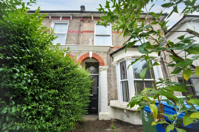 2 bed property, in Melbourne Grove, £475,000