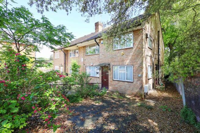 2 bed property, in Harlington Road, £339,950