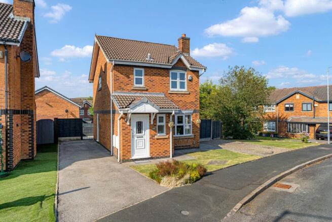3 bed property, in Templecombe Drive, £315,000