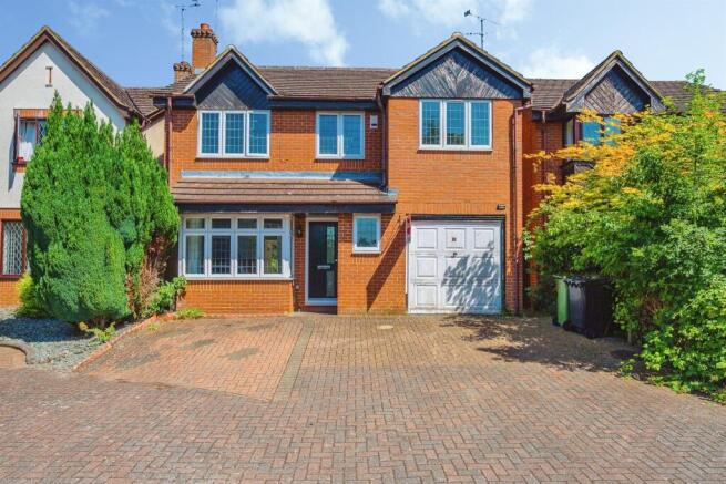 4 bed property, in Lorimer Close, £485,000
