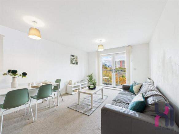 2 bed property, in Endeavour House, £152,000