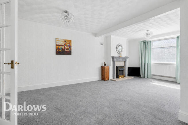 2 bed property, in Hawthorn Road, £210,000