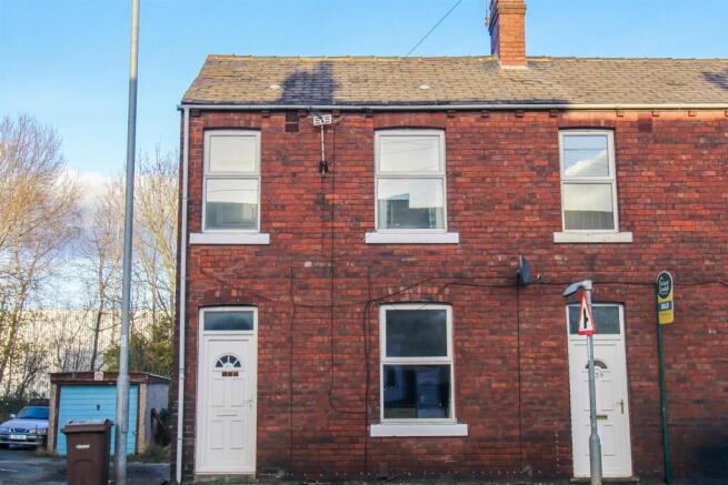 2 bed property, in Wakefield Road, £115,000