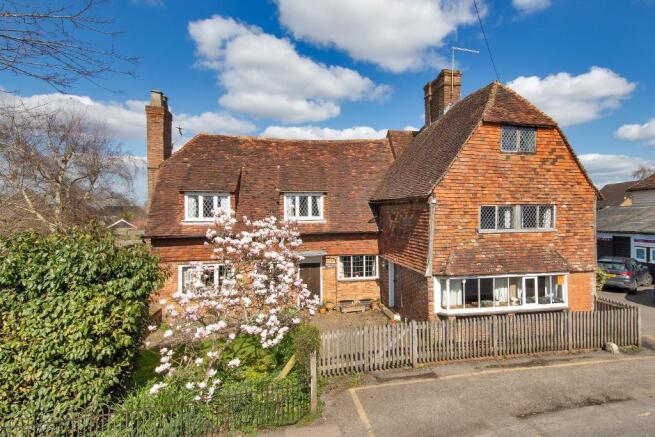 6 bed property, in High Street, £900,000