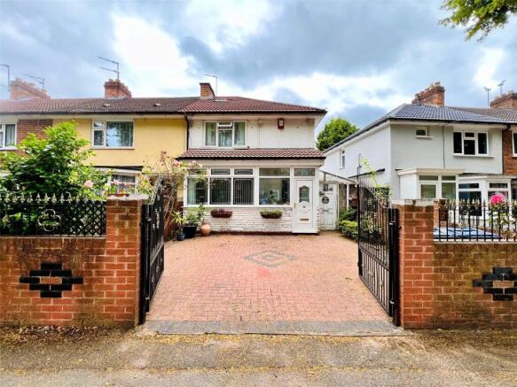 3 bed property, in Fox Green Crescent, £265,000