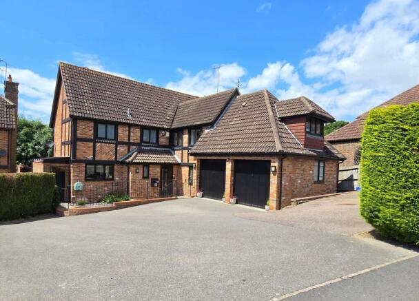 5 bed property, in Cowdray Park Road, £690,000