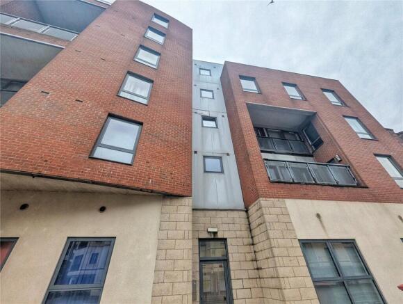 2 bed property, in Moss Street, £70,000