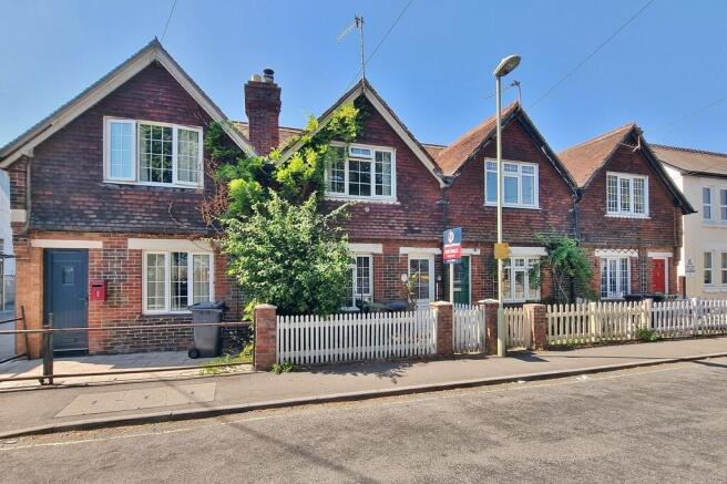 3 bed property, in Leigh Road, £180,000