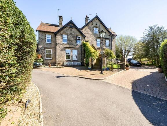 2 bed property, in Town Street, £300,000