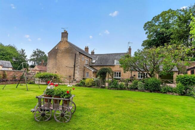 5 bed property, in Main Street, £850,000