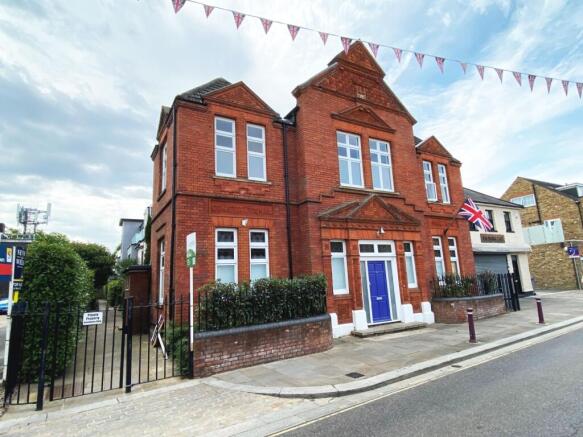 2 bed property, in Guildford Street, £390,000