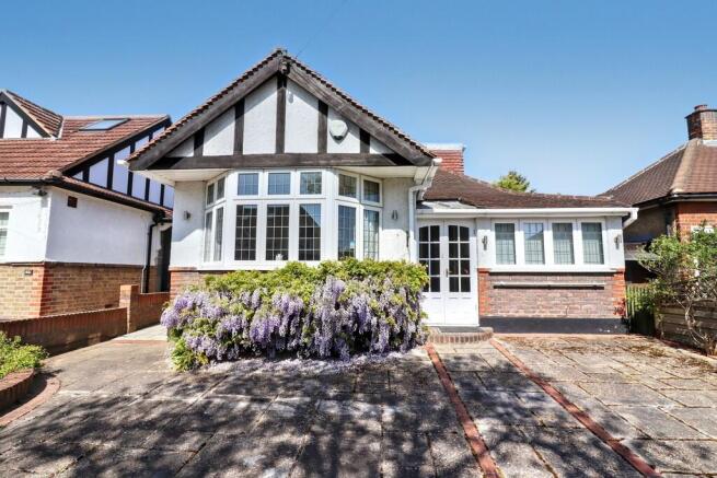 4 bed property, in Queens Drive, £1,000,000