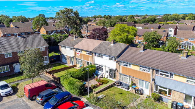 3 bed property, in Caernarvon Crescent, £300,000