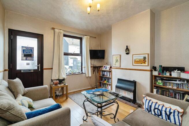 2 bed property, in Trafalgar Road West, £125,000