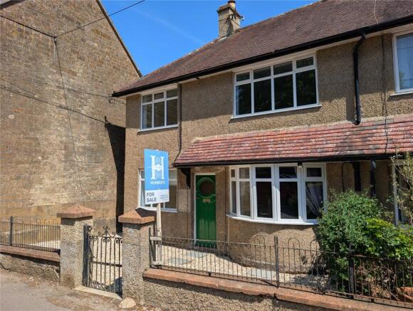 2 bed property, in Church Path, £185,000
