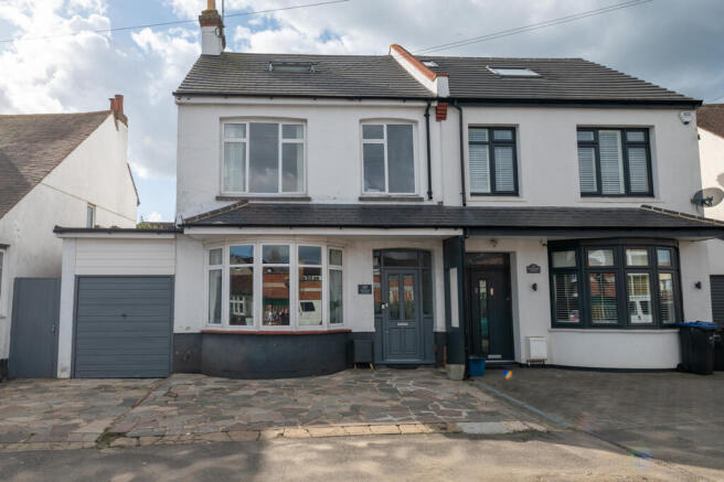 4 bed property, in Westleigh Avenue, £675,000