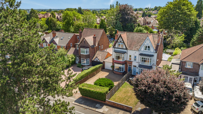 4 bed property, in Penns Lane, £600,000