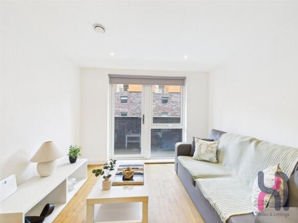 1 bed property, in The Plaza, £147,000