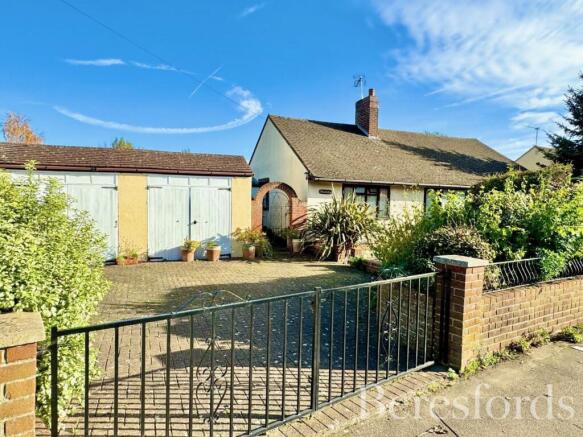 2 bed property, in Plume Avenue, £325,000