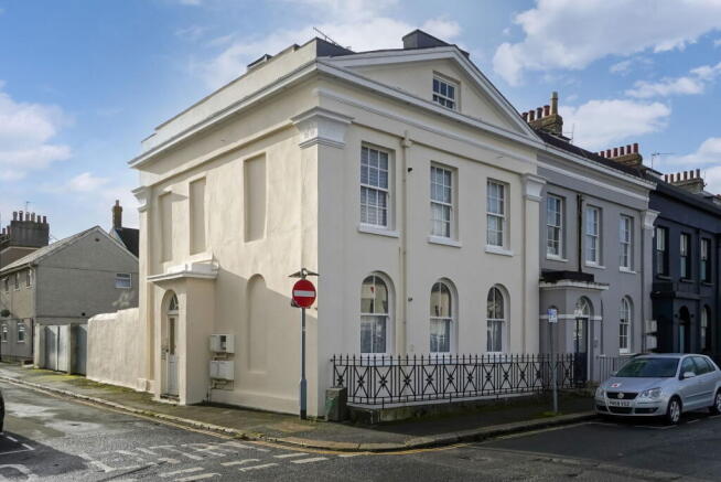 5 bed property, in Emma Place, £375,000